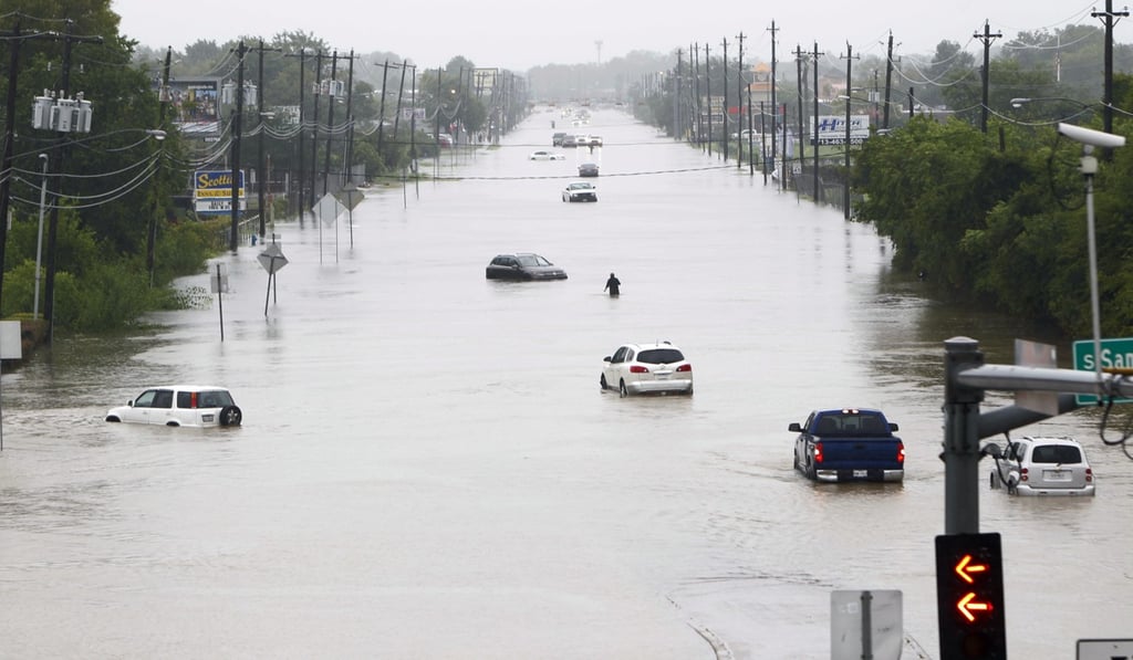 Vehicles are stranded in a flood street in Houston , Texas, on Sunday. Photo: Xinhua