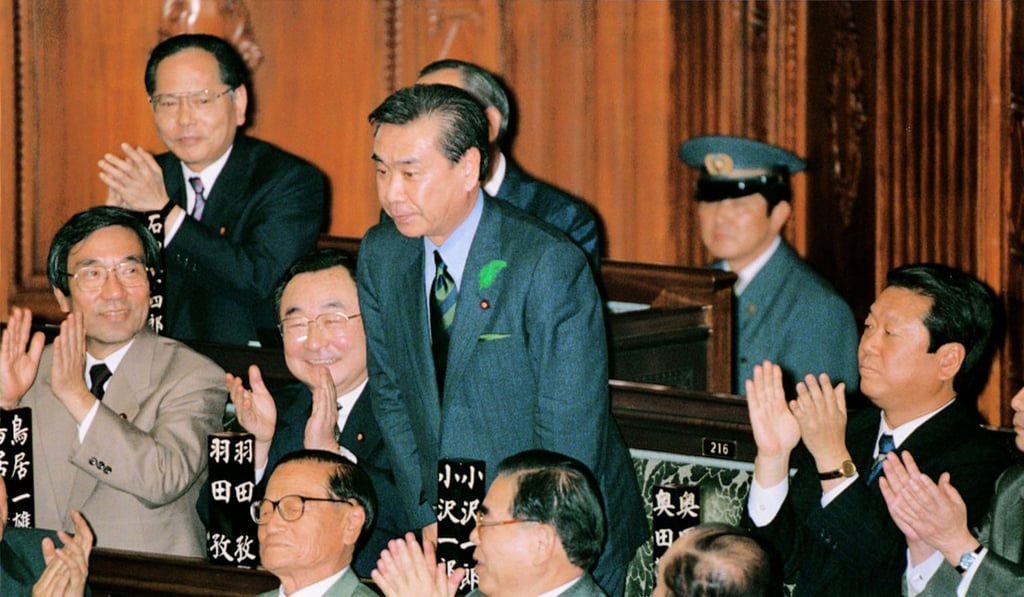 Tsutomu Hata bows in parliament as he is named prime minister in April 1994. File photo: Kyodo Tsutomu Hata bows in parliament as he is named prime minister in April 1994. File photo: Kyodo
