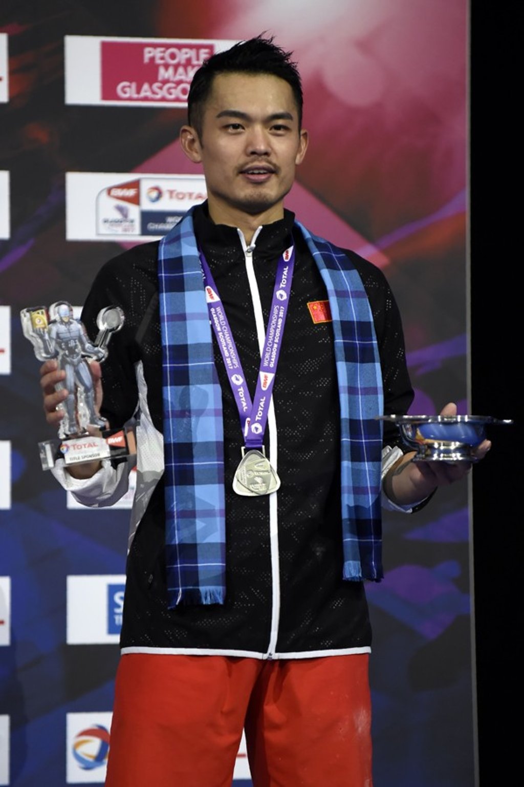 Lin Dan stand on the podium with his silver medal after defeat by Denmark’s Axelsen. Photo: AFP