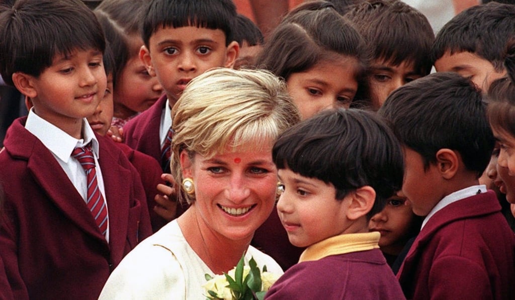 Princess Diana visits a Hindu temple in London on June 6, 1997. Photo: EPA