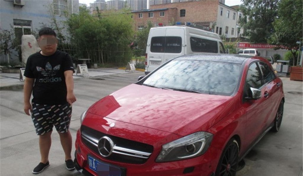 Another of the racers alongside his Mercedes-Benz. Photo: Hsw.cn
