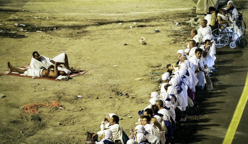 Worshippers rest on their way to Mena. Photo: EPA Worshippers rest on their way to Mena. Photo: EPA