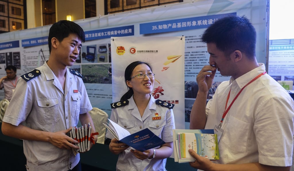 Staff from Zhangjiagang Local Taxation Bureau introduce preferential tax policies to a young entrepreneur during the Jiangsu youth innovation and entrepreneurship competition in Zhangjiagang City on August 2. Photo: Xinhua