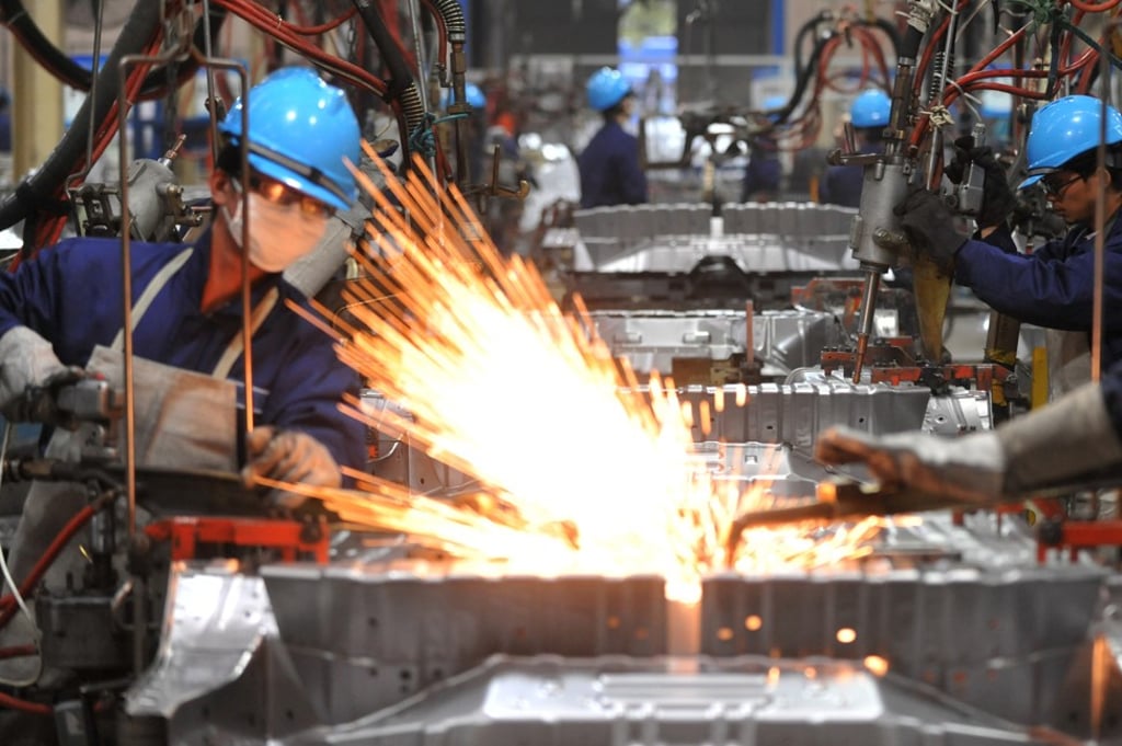Workers on the assembly line at Geely Auto factory in Linghai in Zhejiang province on December 2, 2011. Geely bought Volvo from Ford Motor Co. for US$1.8 billion. Photo: Xinhua/Huang Zongzhi