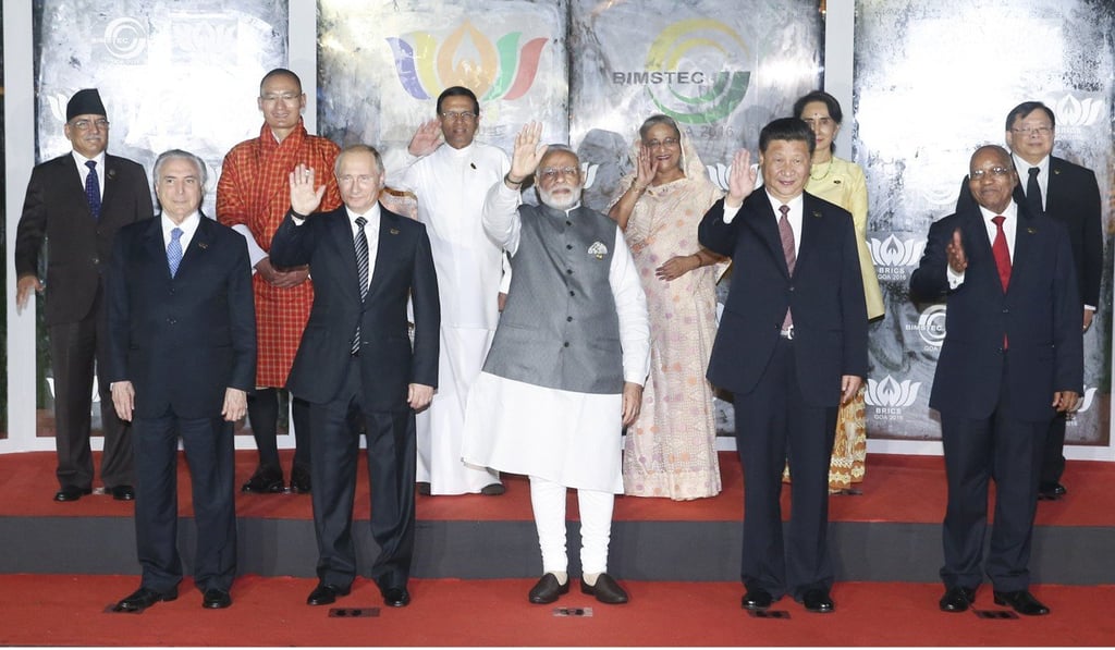 Front row: Brazilian President Michel Temer, Russian President Vladimir Putin, Indian Prime Minister Narendra Modi, President Xi Jinping and South African President Jacob Zuma pose for photo at a dialogue between BRICS and BIMSTEC leaders in Goa, India, in October, 2016. Photo: Xinhua