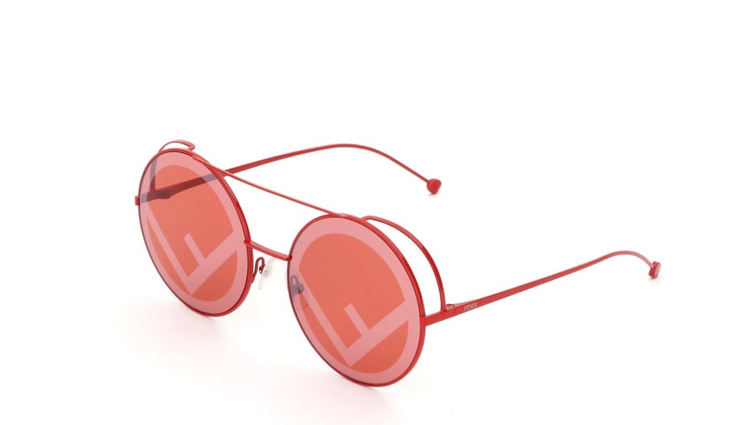 This pair of made-in-Italy oversize sunglasses feature a varnished pink metal frame, and a silver mirror effect with the Fendi logo on the cliché printed lens.