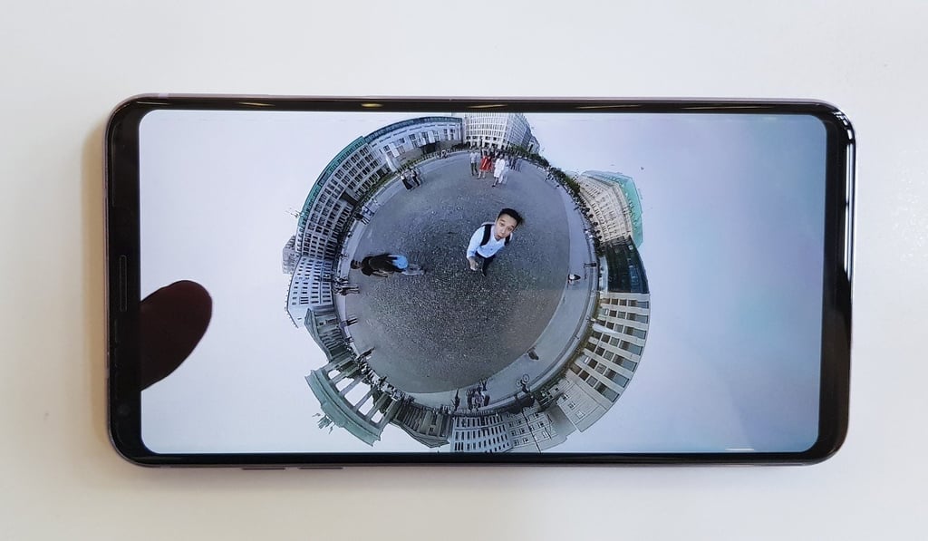 The V30’s 6-inch Quad HD OLED display has a slight curvature. Photo: Ben Sin