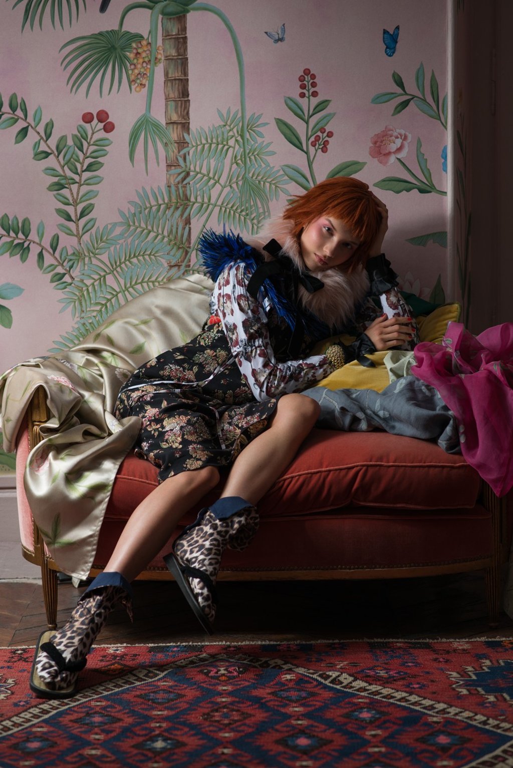 CARTIER Bracelet. Price on request ROCHAS Dress, HK$17,130 AINUR TURISBEK Jacket. Price on request ELISABETTA FRANCHI Pink collar, HK$1,040 NORA RIESER Blue collar. Price on request LA PRESTIC OUISTON Shoes, HK$1,710 CATHERINE OSTI Cuffs, HK$1,500 DE GOURNAY ‘Amazonia’ Chinoiserie wallpaper