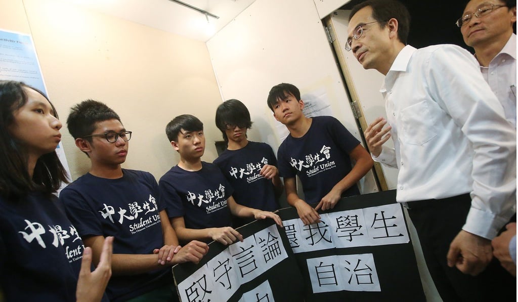 Members of the students’ union at Chinese University speak to Dennis Ng, the university’s pro-vice-chancellor, on September 8. Photo: K.Y. Cheng