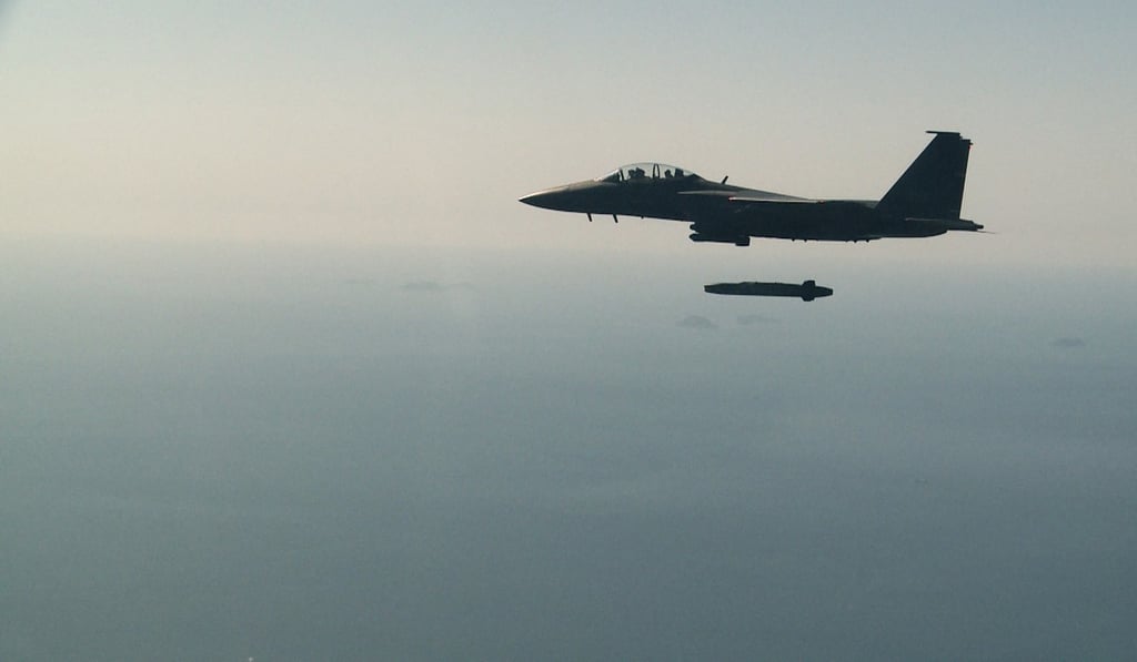 The South Korean F-15K fighter jet release the Taurus missile. Photo: AP