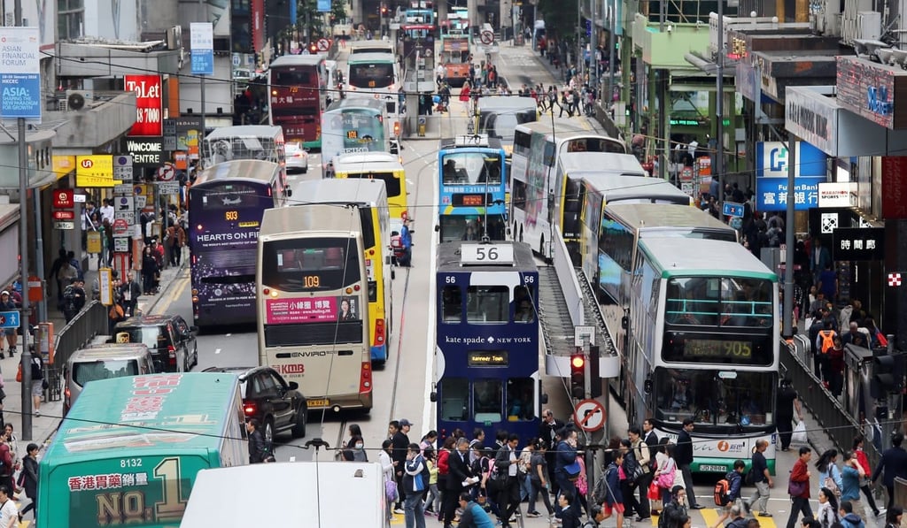 Instead of channelling heavy traffic, a pedestrianised Des Voeux Road Central could lead to a green zone, improving air quality and reducing heat levels. Photo: Dickson Lee