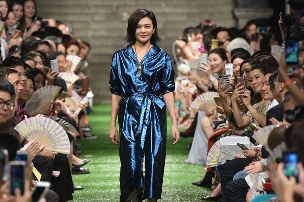 Rosamund Kwan wore a shiny blue dress made of luxurious fabric.