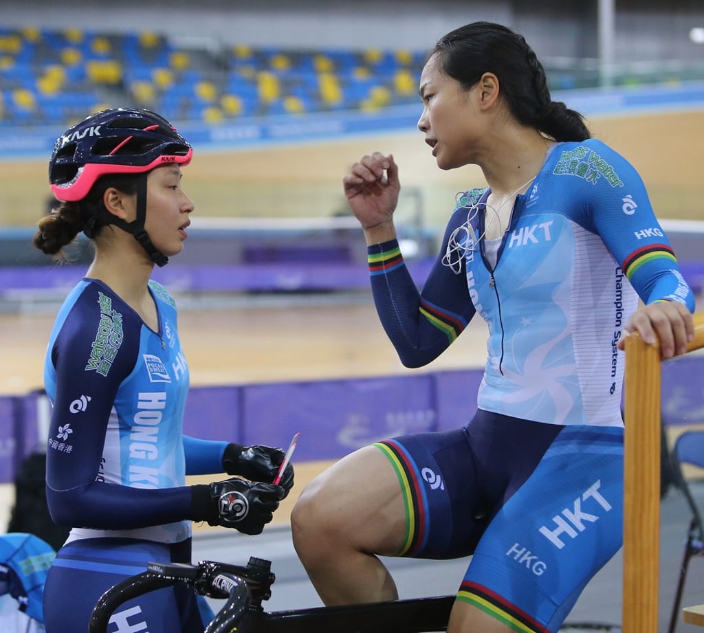 Lee talks to Vivian Ma Wing-yu (L) Photo: Dickson Lee