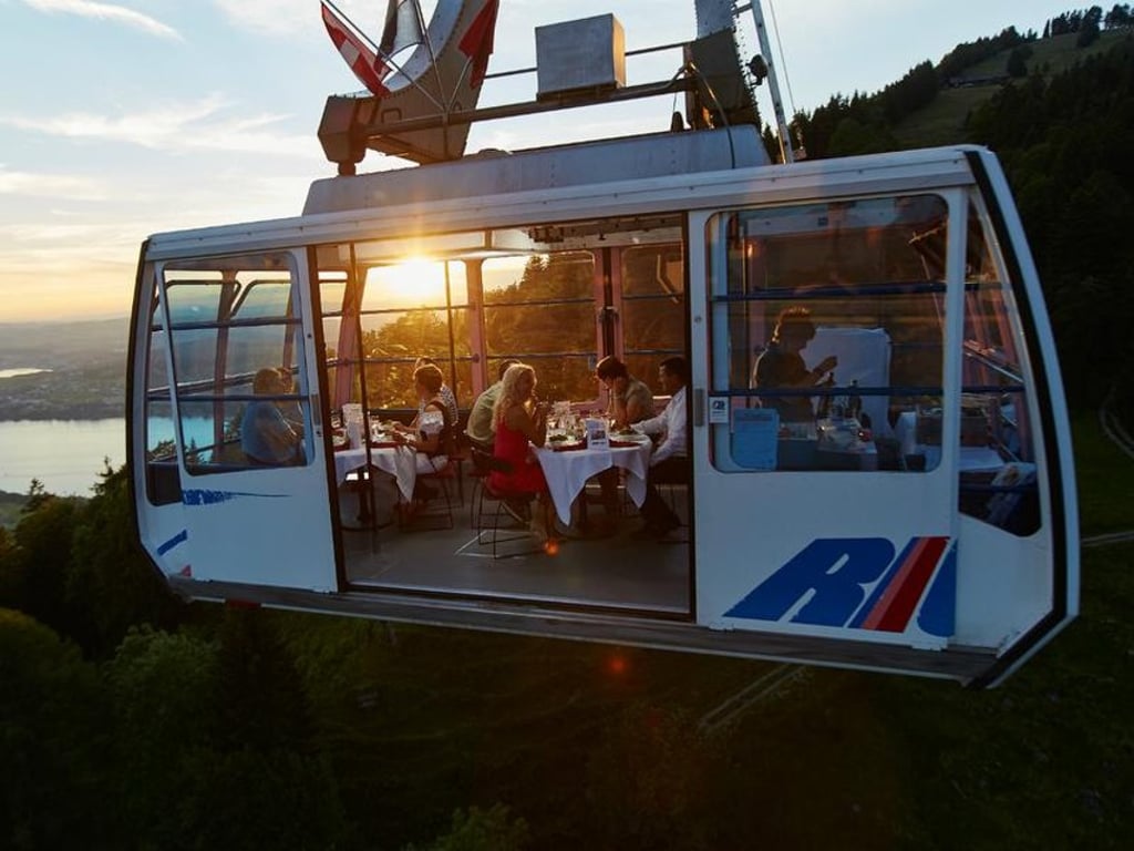 Diners enjoys an airborne meal.