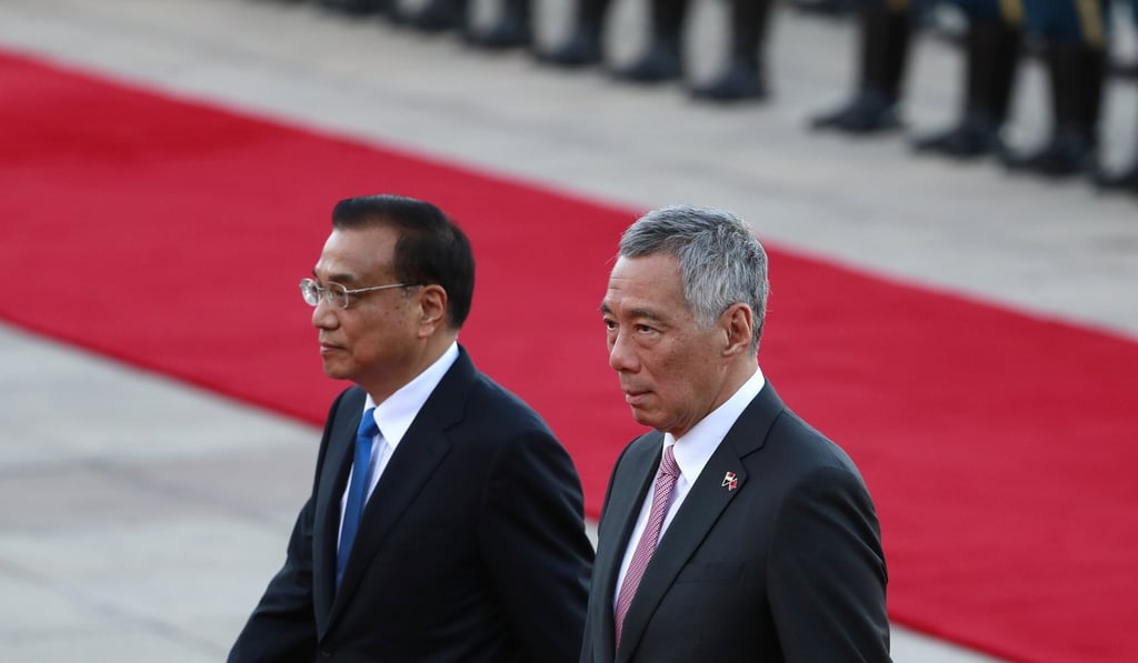 Chinese Premier Li Keqiang welcomes Singapore Prime Minister Lee Hsien Loong to the Great Hall of the People in Beijing. Photo: EPA