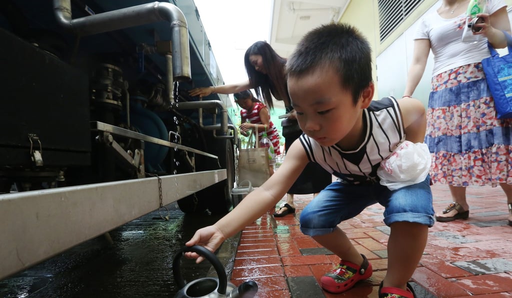 Residents of Kai Ching Estate stocking up on water from a temporary supply tanker in July 2015. Photo: Felix Wong