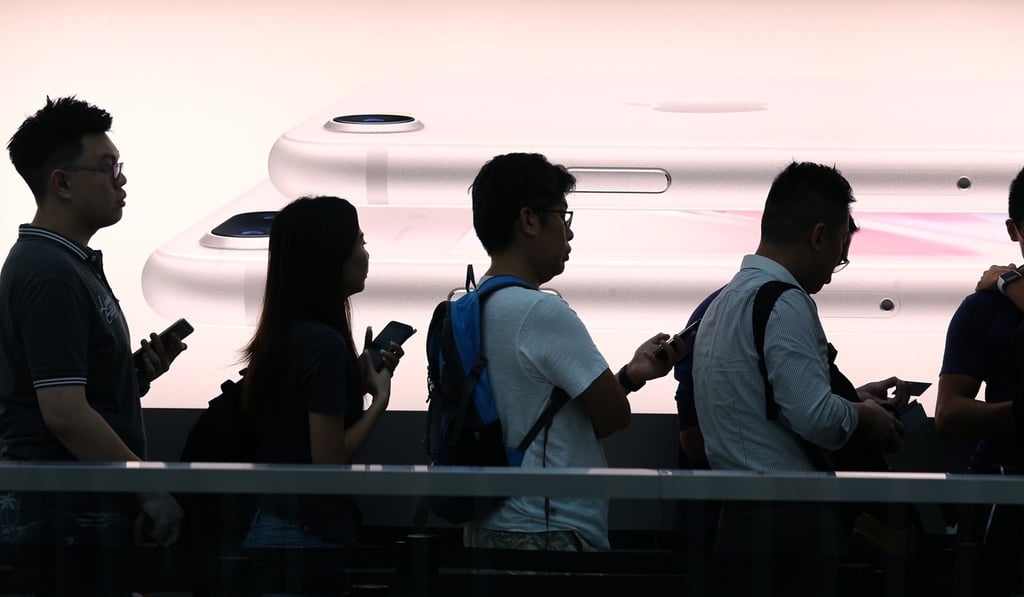 Customers line up for their new iPhones in Central. Photo: Dickson Lee