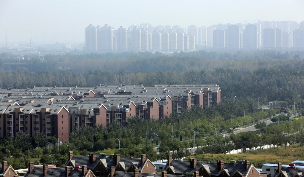 Some of the country’s top developers had a torrid day on the markets, with China Evergrande, Sunac China, and China Vanke all being thumped. The Hang Seng ended down 1.4 per cent at 27,500.34, its lowest since September 6. Photo: Reuters