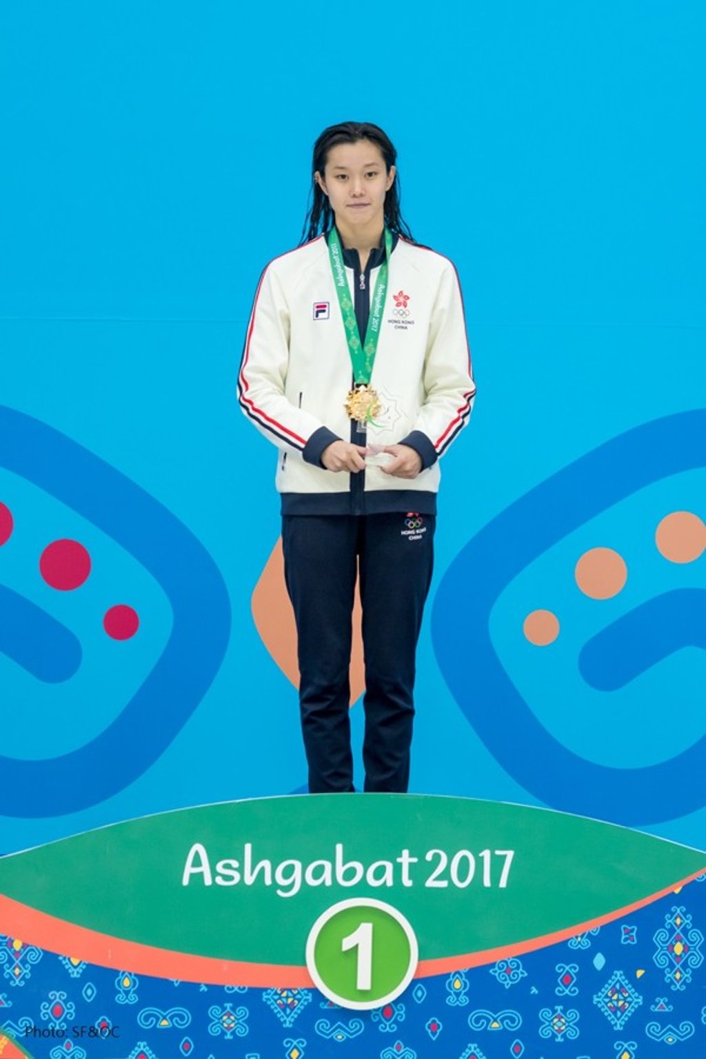 Au won gold in the 100 metres backstroke in a time of 58.94 seconds to finish 0.22 seconds ahead of Chinese duo Yang Yifan and Jiang Yuru. Au won gold in the 100 metres backstroke in a time of 58.94 seconds to finish 0.22 seconds ahead of Chinese duo Yang Yifan and Jiang Yuru.