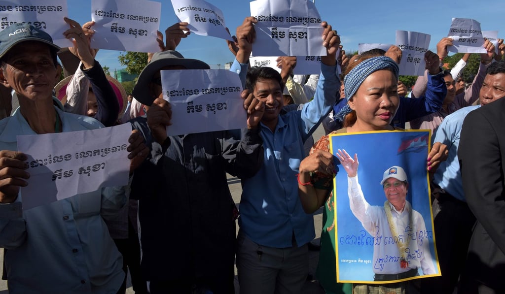 Cambodia National Rescue Party supporters hold signs saying ‘free Kem Sokha’ during a protest outside the court of appeal in Phnom Penh on September 26, 2017. Photo: AFP