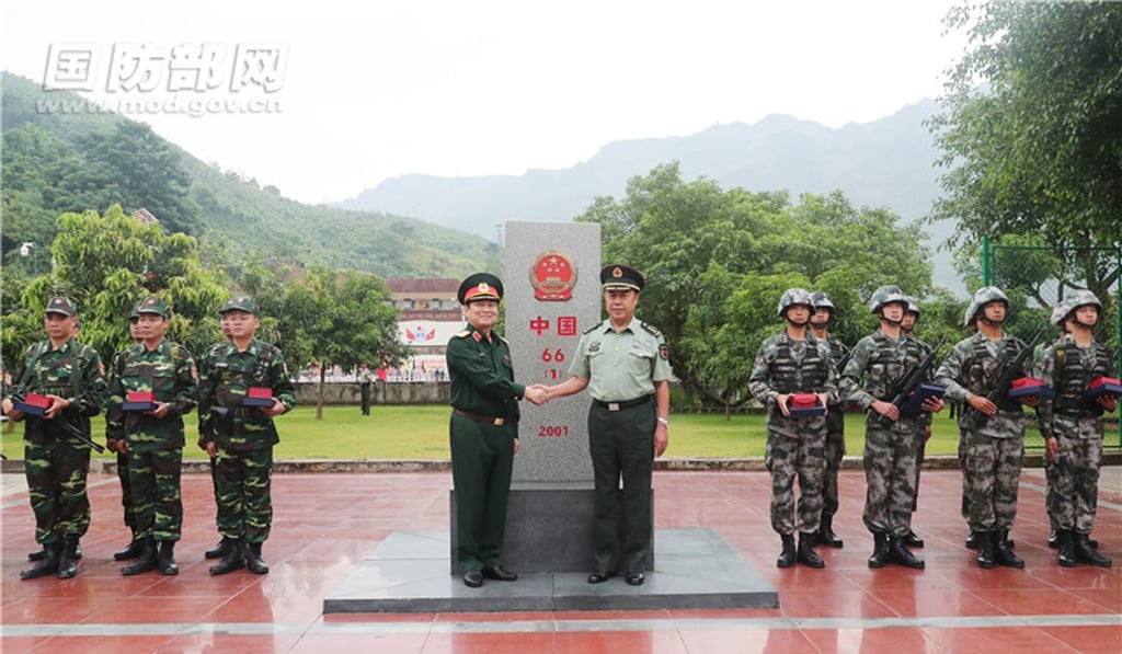 CMC vice-chairman Fan Changlong (right) and Vietnamese Defence Minister Ngo Xuan Lich seek common ground on the Sino-Vietnamese border. Photo: Handout