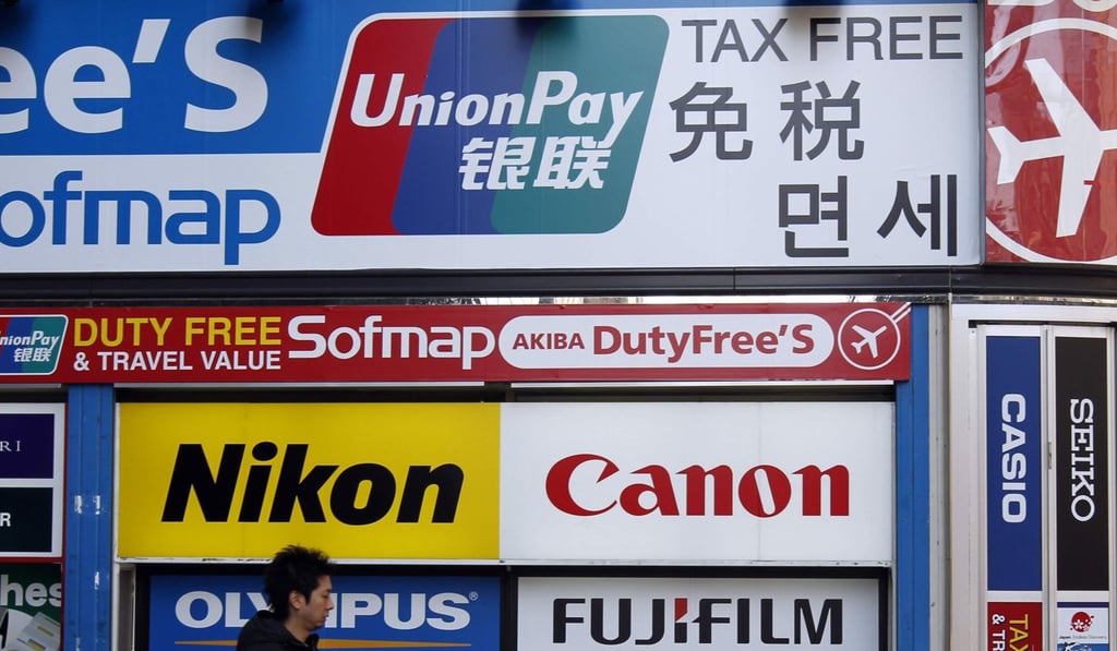 Commuters with UnionPay cards can now pay for their subway ride with their iPhone or Apple Watch at more than 6,000 Guangzhou subway gates at all stations in the city. Photo: Reuters