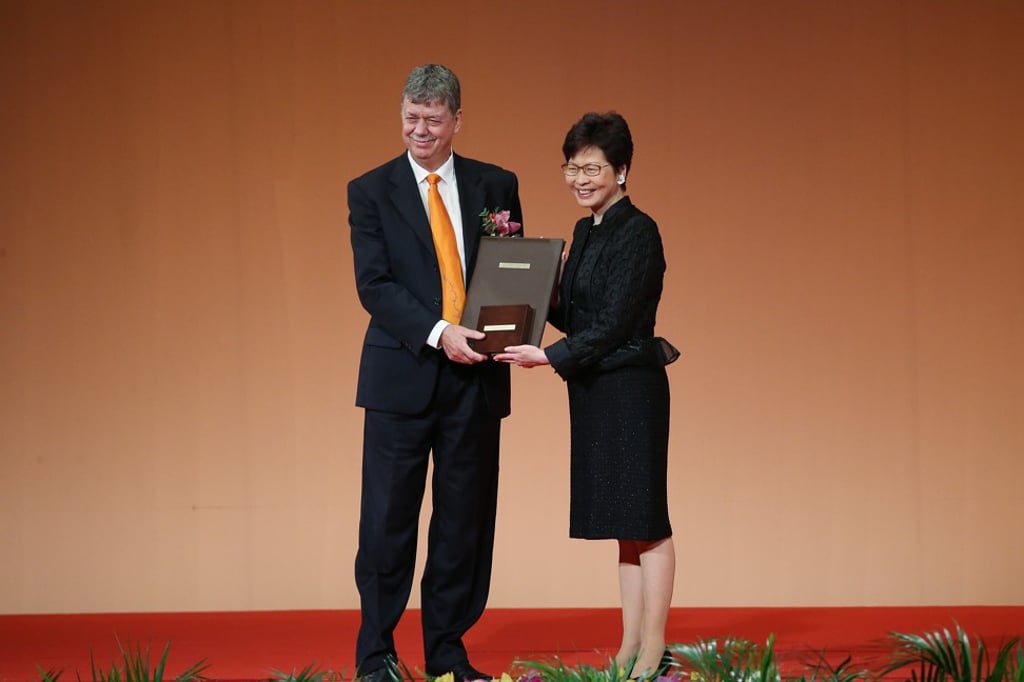 Professor Simon White (left) receives the award from Hong Kong Chief Executive Carrie Lam Cheng Yuet-ngor. Photo: K. Y. Cheng
