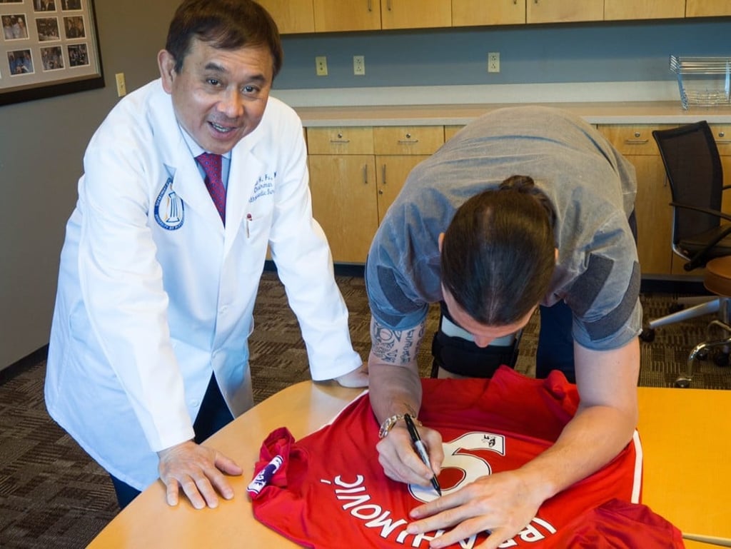 Zlatan Ibrahimovic signs a United shirt for Dr Freddie Fu. Photo: Freddie Fu