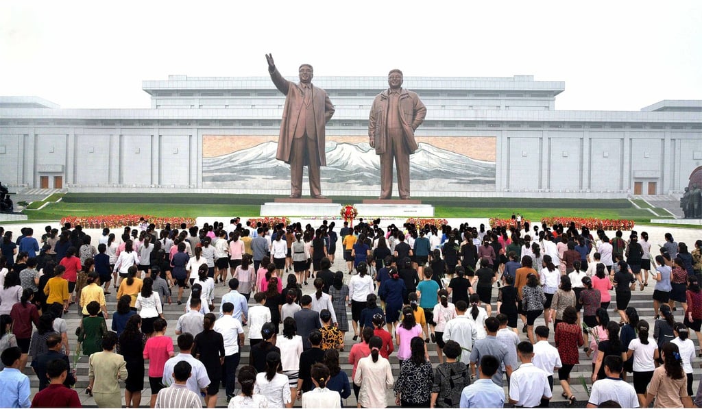 North Koreans pay tribute at monuments of late leaders Kim Il-sung and Kim Jong-il in Pyongyang. Photo: EPA