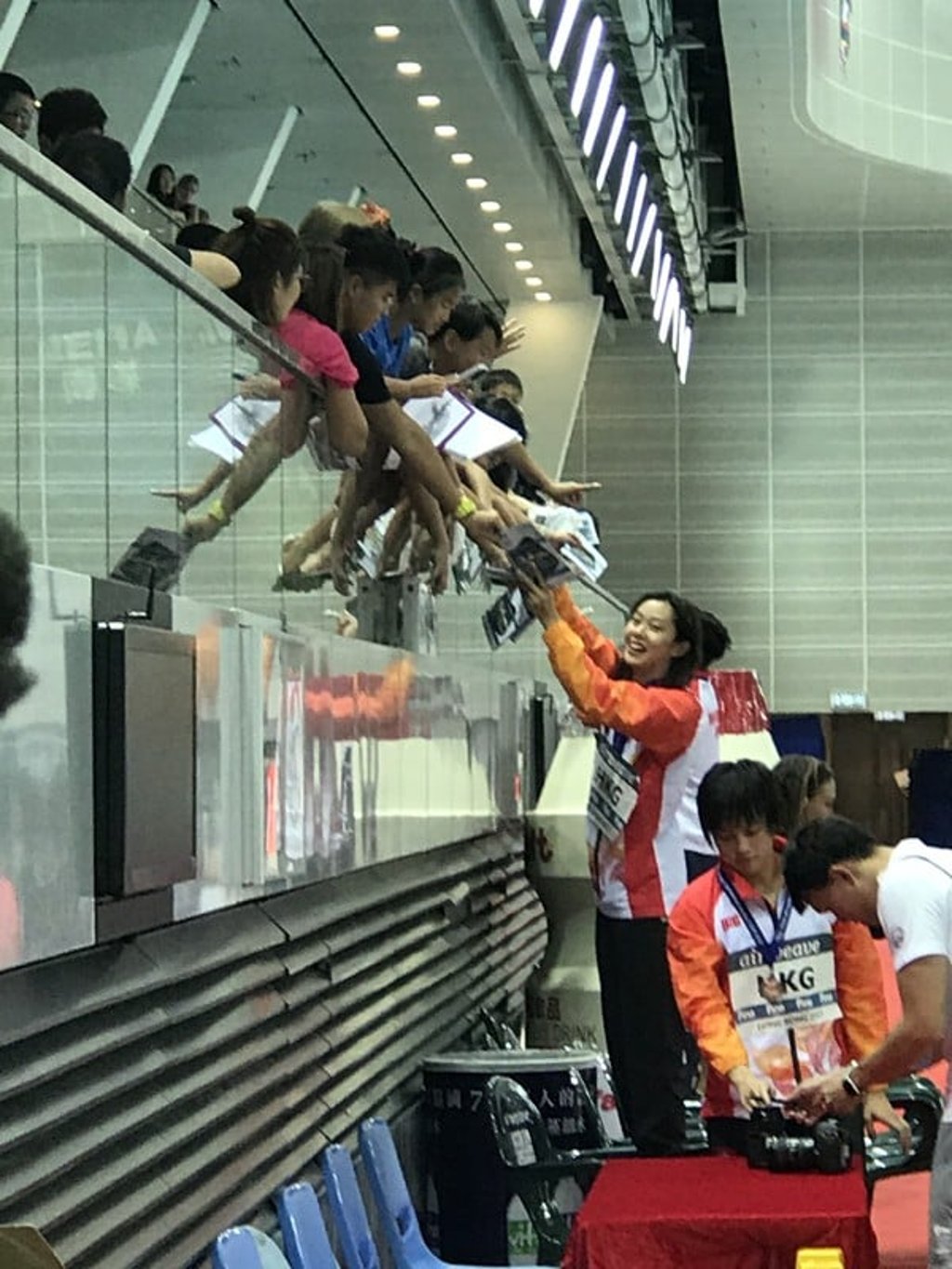 Stephanie Au signs autographs for her fans. Photo: Chan Kin-wa Stephanie Au signs autographs for her fans. Photo: Chan Kin-wa