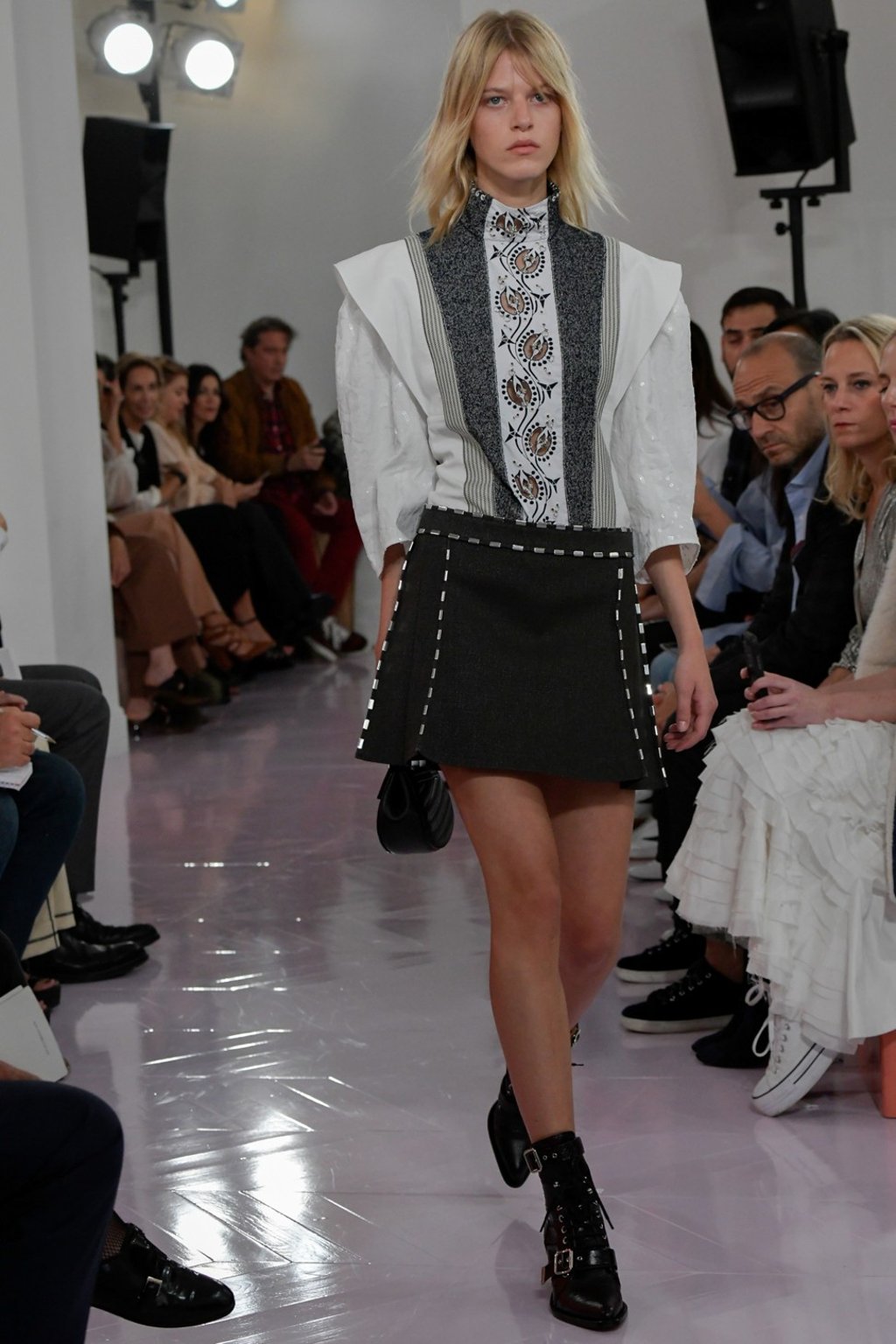 Chloé reveals its latest sartorial tailoring in its SS18 show at Parid Fashion Week. Photo: Xinhua