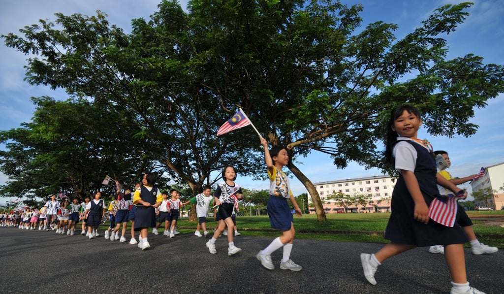 In Malaysia national schools give lessons in Malay and English, and the so-called vernacular schools teach in Mandarin and Tamil.