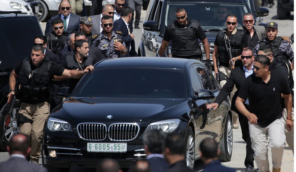 Palestinian security surround the vehicle carrying Prime Minister Rami Hamadallah at the Beit Hanun border crossing in the northern Gaza Strip. Photo: EPA