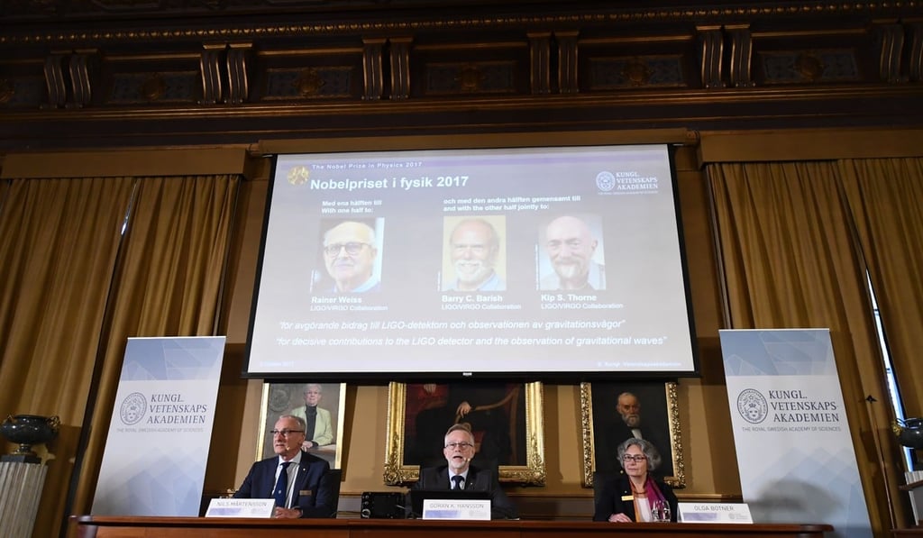 Secretary General of the Royal Swedish Academy of Sciences Goran Hansson (centre) announcing the 2017 physics Nobel Prize winners on October 3, 2017 in Stockholm. Photo: AFP