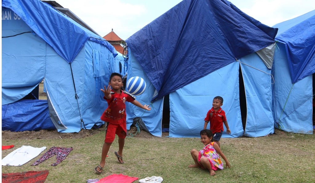 Children play at an evacuation site near Mount Agung. Photo: AP Children play at an evacuation site near Mount Agung. Photo: AP