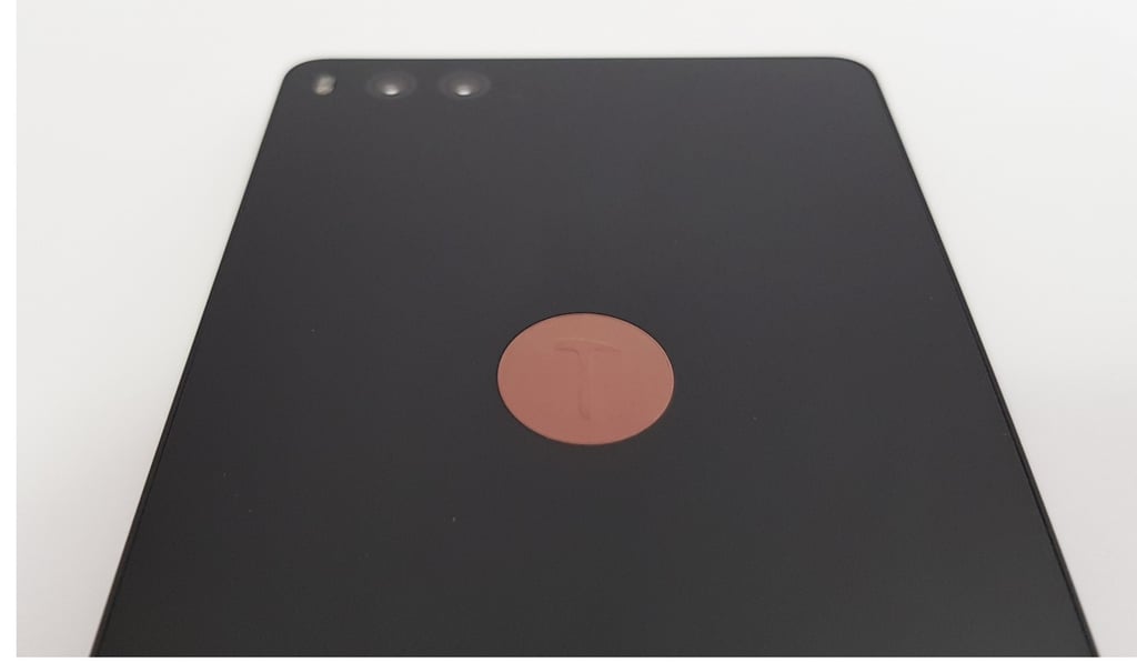 The Nut Pro has a glass back with a metallic plate in the centre carrying Smartisan’s logo. Photo: Ben Sin