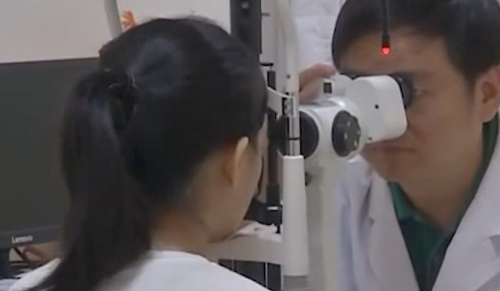 A 21-year-old Chinese woman is in hospital after losing the sight in her right eye following a marathon session playing Honour of Kings on her mobile phone. Photo: Thepaper.cn