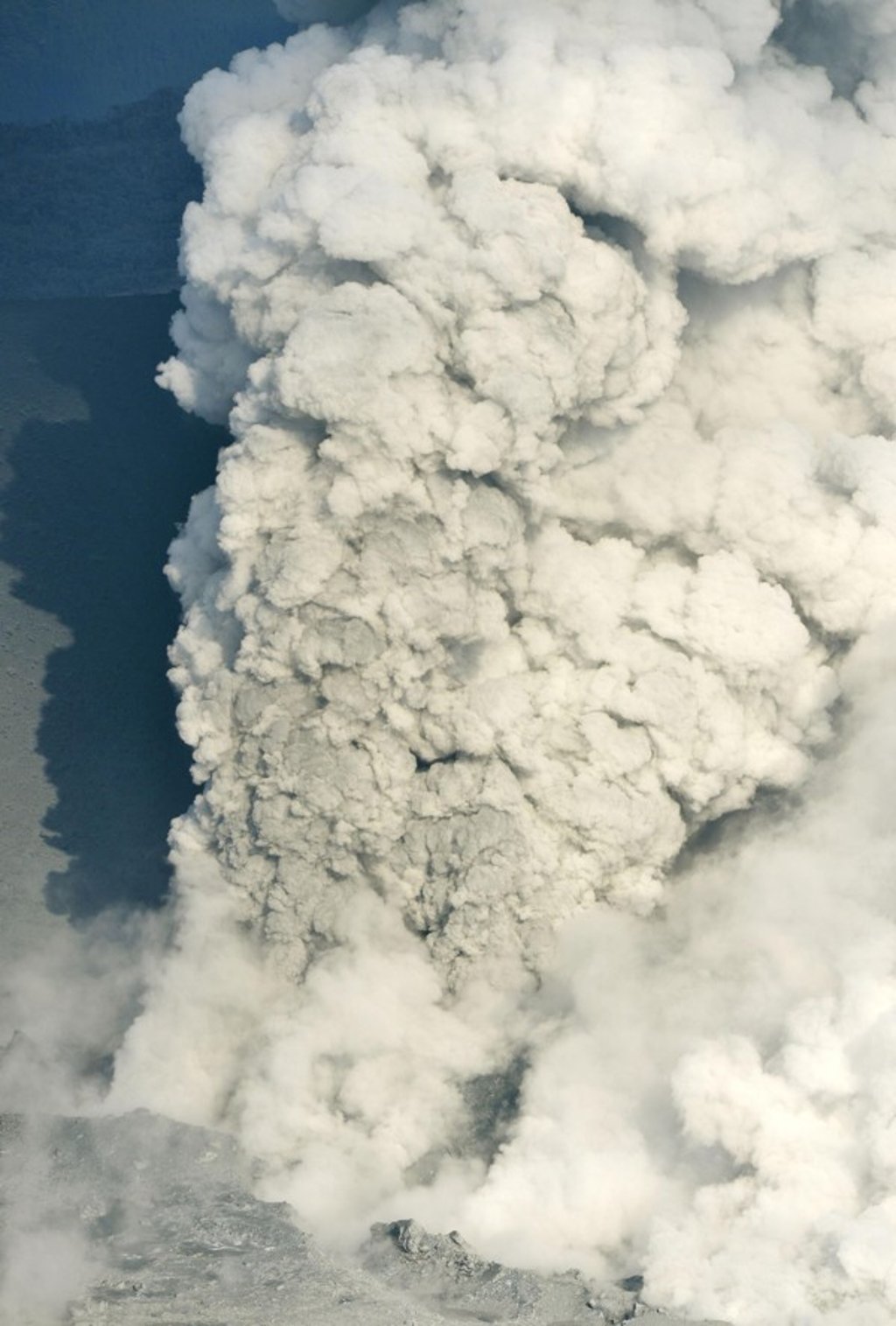 Smoke and ash rise from the Shinmoedake volcano after its eruption on Thursday, October 12, 2017. Photo: Kyodo/AP Smoke and ash rise from the Shinmoedake volcano after its eruption on Thursday, October 12, 2017. Photo: Kyodo/AP