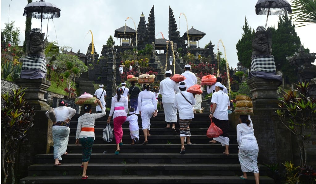 Balinese people arrive at Besaki tempel to pray for Mount Agung during Purnama ceremony (full moon) in Karangasem, on Bali island. Photo: FP