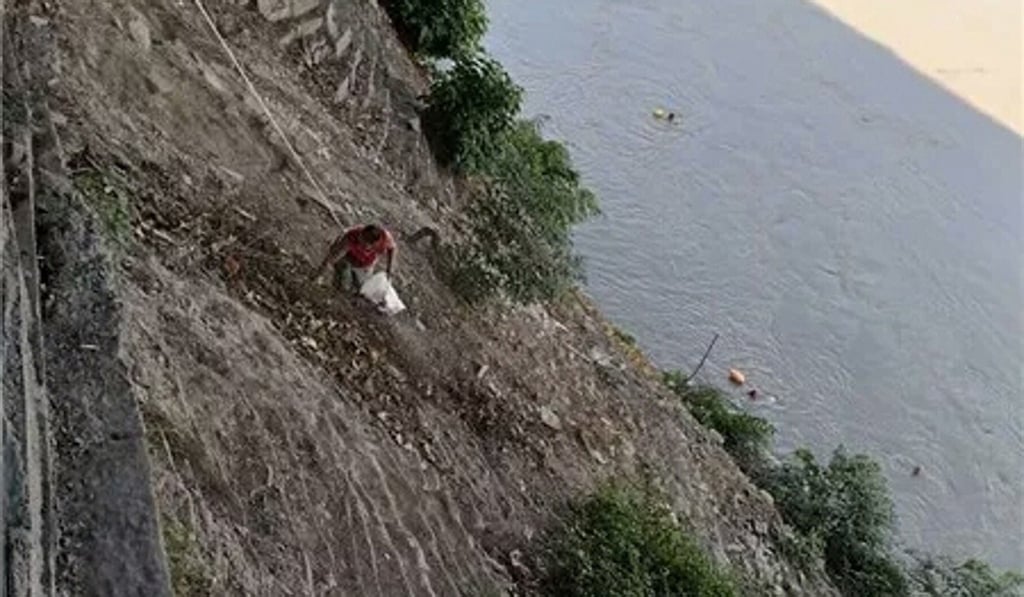 Chinese rubbish crew rise to steep challenge along Yangtze River ...