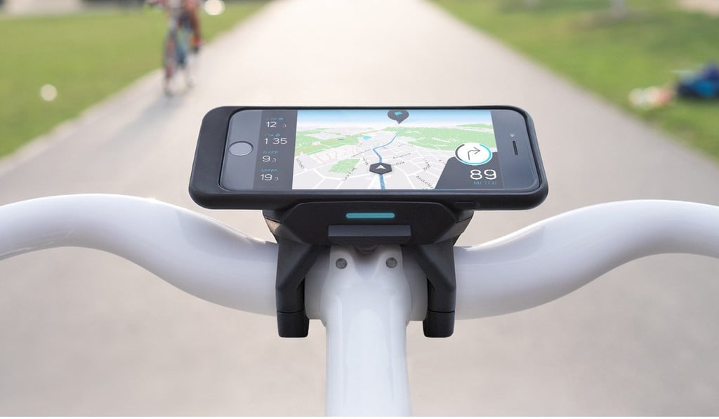 With COBI hub, an integrated thumb controller allows you to keep your hands on the handlebars while controlling multiple functions on your smartphone.