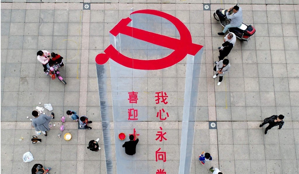 A 3D street painting of the Chinese Communist Party emblem celebrates the upcoming Party Congress. Photo: AFP