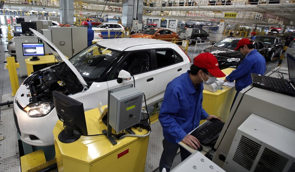 Employees work on an assembly line at an automobile factory of SAIC Motor in Shanghai. Photo: Reuters
