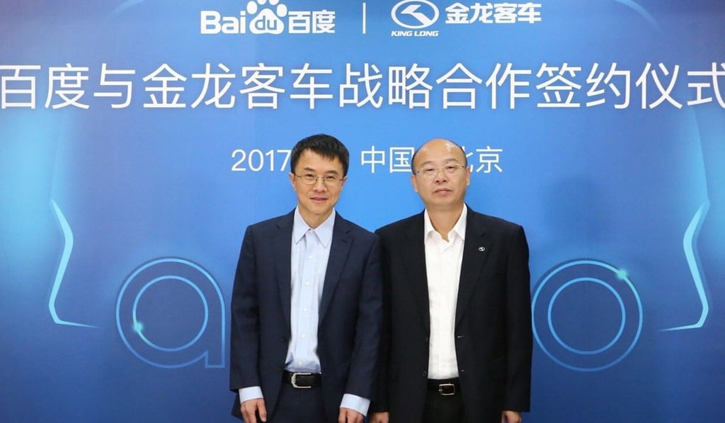 Lu Qi (left), Baidu’s chief operating officer and head of its intelligent car business, and Xie Siyu, chairman of King Long, at the signing ceremony. Photo: Handout