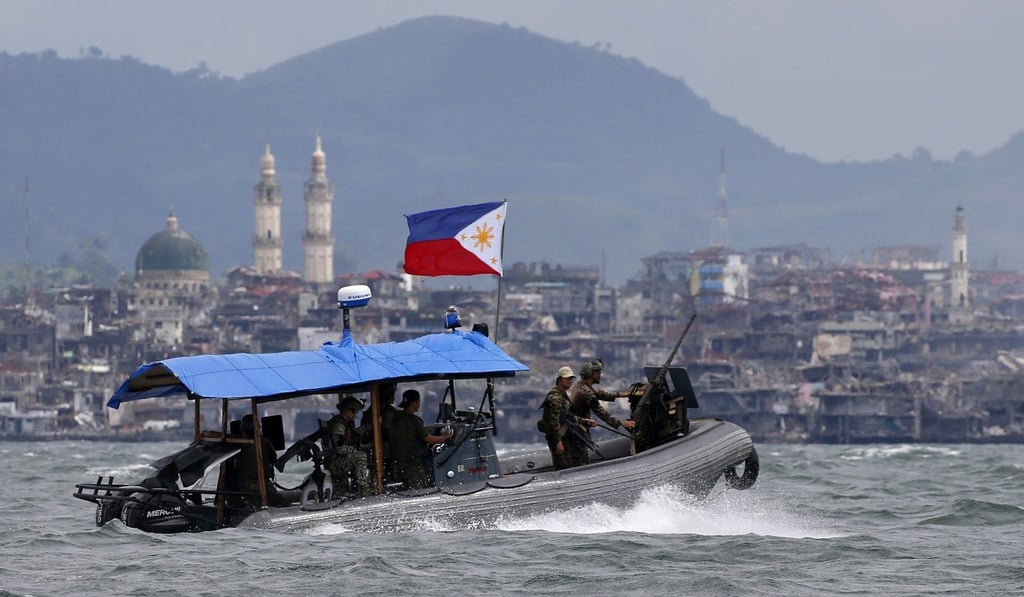 Philippine Navy commandos on board a gunboat patrolling the periphery of Lake Lanao by Marawi. Photo: AP Philippine Navy commandos on board a gunboat patrolling the periphery of Lake Lanao by Marawi. Photo: AP