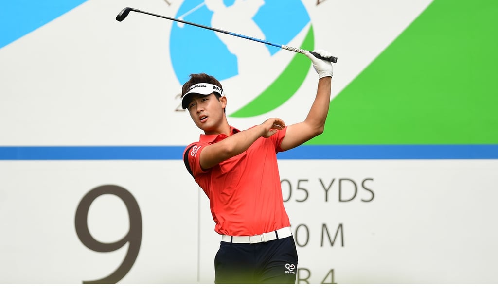 Chang Yi-keun keeps an eye on his ball. Chang Yi-keun keeps an eye on his ball.