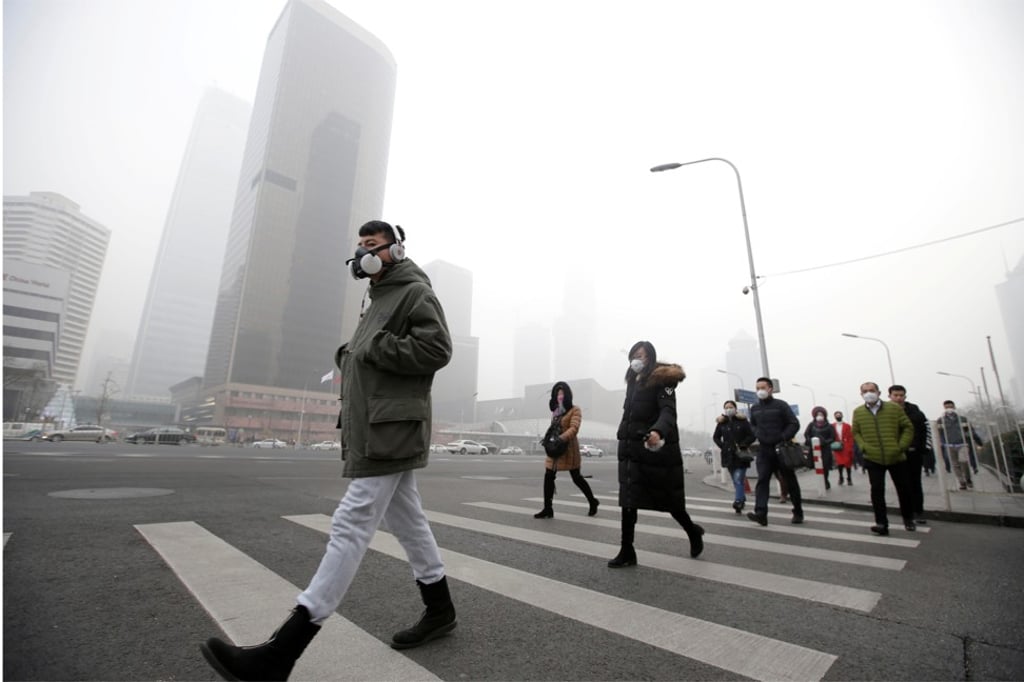 People in Shandong, eastern China, wear face masks to protect against the smog. Photo: Reuters