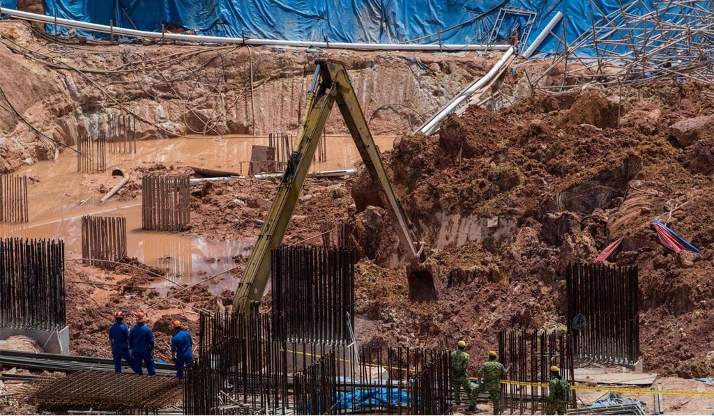 Rescuers search for victims of the landslide at a construction site in Tanjung Bungah, Penang. Photo: AFP