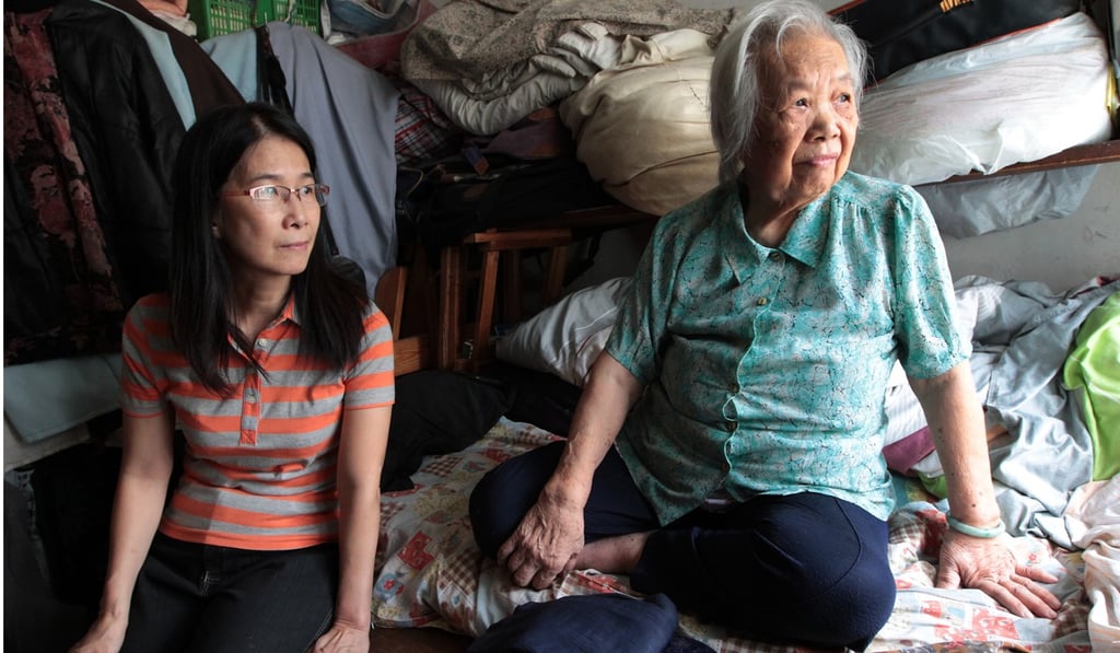 Cheung Lai-chun (left) is the sole carer for her mother, who has dementia, seen in this photo taken in 2015. The number of dementia patients in Hong Kong is forecast to triple to some 300,000 over the next 30 years. Photo: Bruce Yan