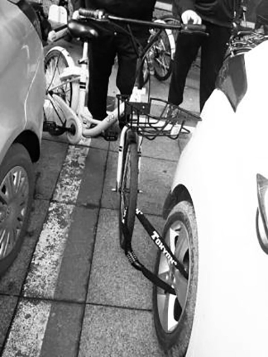 The target of the extortion attempt called the police who were able to release the bike using bolt cutters. Photo: Chinanews.com The target of the extortion attempt called the police who were able to release the bike using bolt cutters. Photo: Chinanews.com